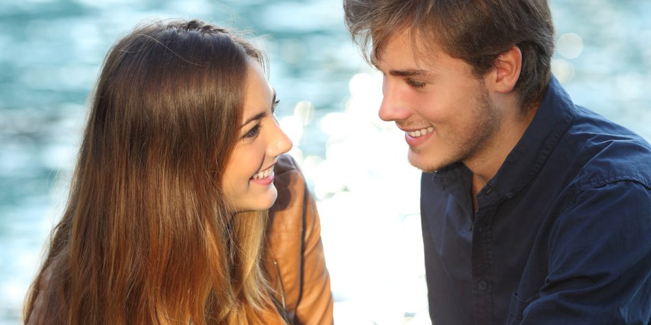 Laut Studie: Diese drei Gesichtsausdrücke bedeuten, dass er mit dir flirtet