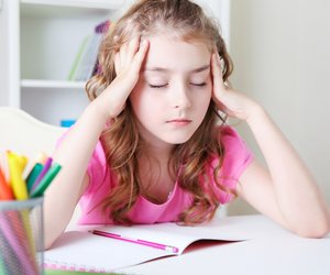 Migräne bei Kindern: Bei diesen Symptomen muss dein Kind zum Arzt!