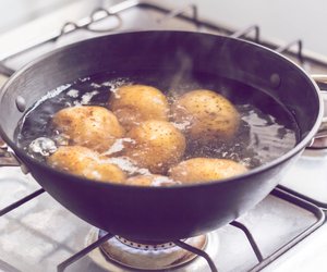 Nicht wegschütten: 5 Dinge, die du mit Kartoffelwasser tun kannst