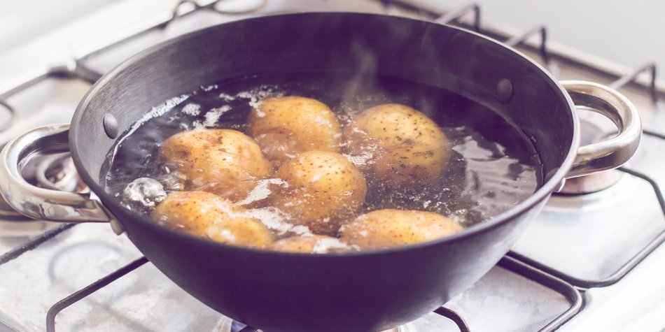 Nicht wegschütten: 5 Dinge, die du mit Kartoffelwasser tun kannst