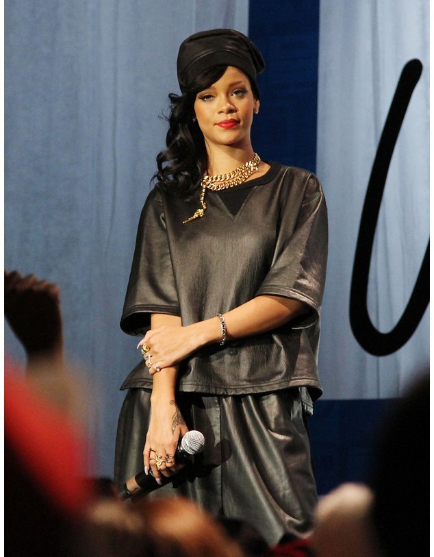 Rihanna alleine auf einer Bühne Rihanna alleine auf einer Bühne