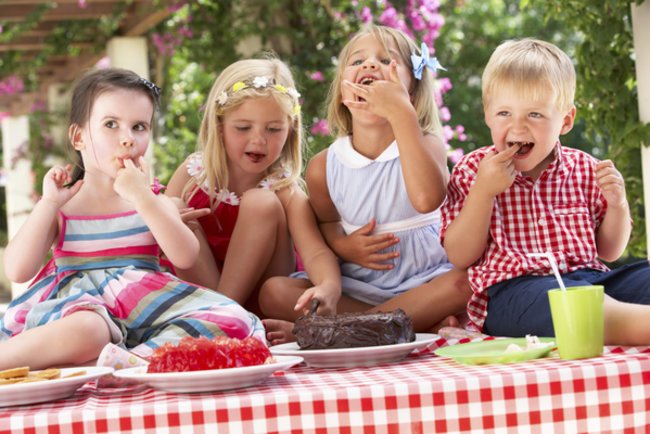Süßigkeiten für Kinder: Kinder beim Kuschen essen.