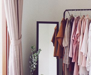 9 Tricks, mit denen einfache Kleiderstangen zu stylishen Hinguckern werden