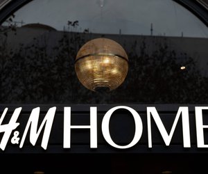 Für stilvolle Akzente: Die gemusterte 5 Euro Kissenhülle von H&M Home