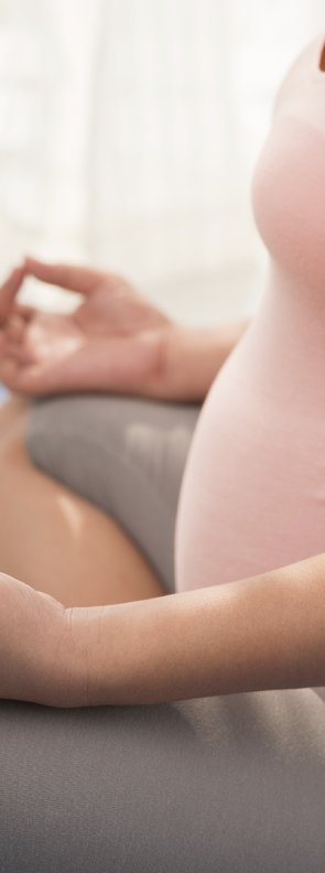 Schwangere beim Meditieren Schwangere beim Meditieren