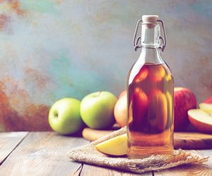 Apfelessig gegen Pickel: Günstige Alternative zum Fruchtsäure-Peeling?