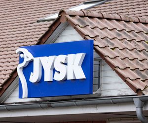 Stylish und kuschlig: Das beigefarbene Zierkissen von Jysk für nur 7 Euro