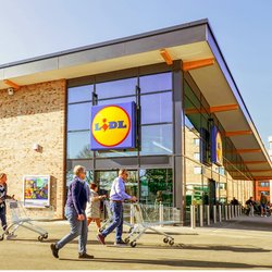 Deine Auszeit im Grünen: Mit dem stilvollen Stahlsessel mit Baldachin von Lidl