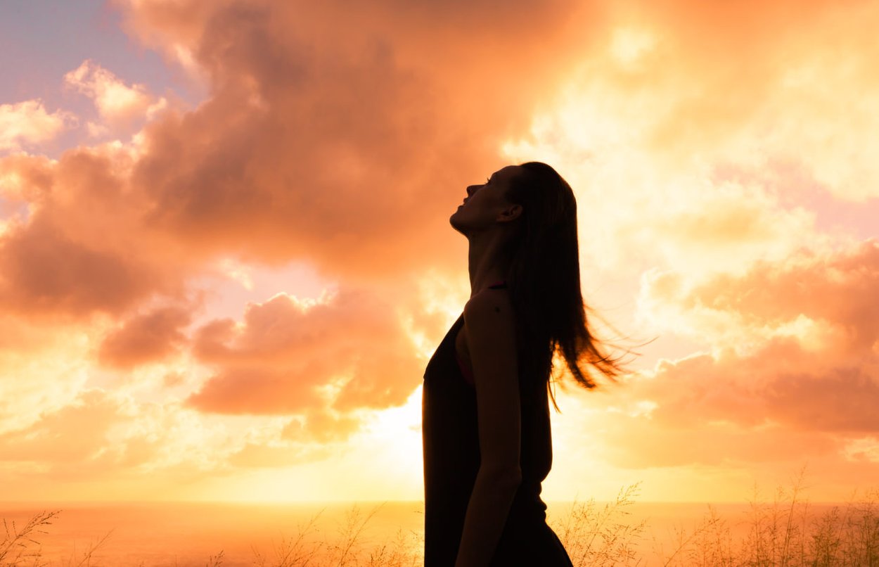 Frau schaut in den Himmel Frau schaut in den Himmel