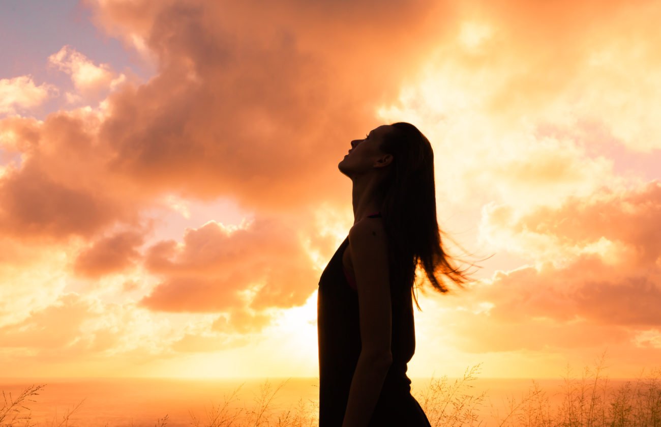 Frau schaut in den Himmel Frau schaut in den Himmel