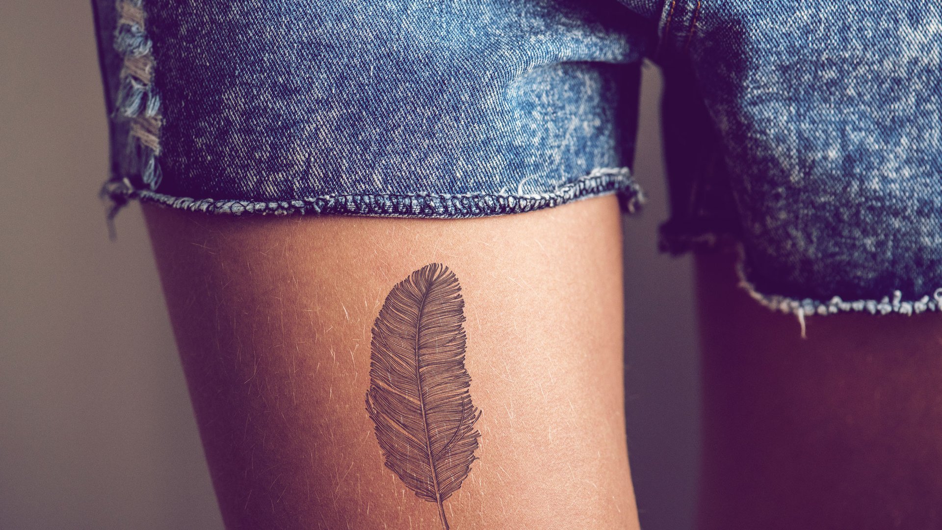 Feder Tattoo Populäre Designs Ideen und symbolische Bedeutungen