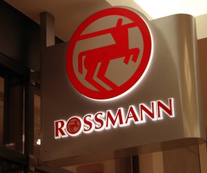 Diese schwarze Lichterkette von Rossmann bringt die richtige Stimmung auf den Balkon