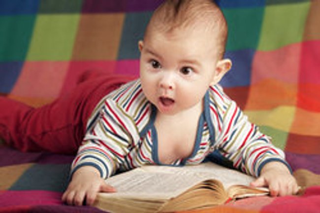 Baby, 3 Monate, mit einem Buch.