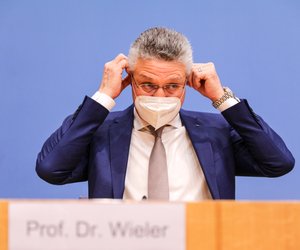 Knallhart-Forderung vom RKI: Starke Kontaktbeschränkungen & Schließungen!