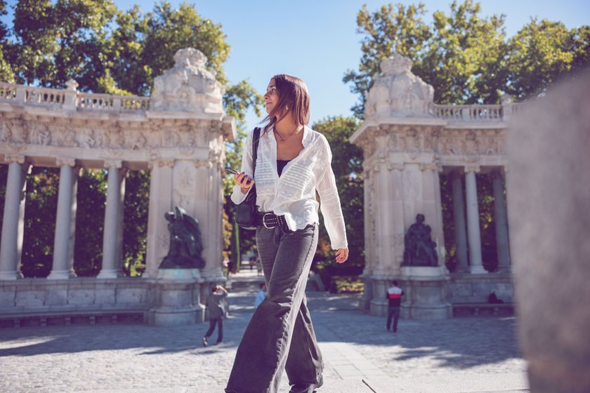 Frau im El Retiro Park in Madrid 