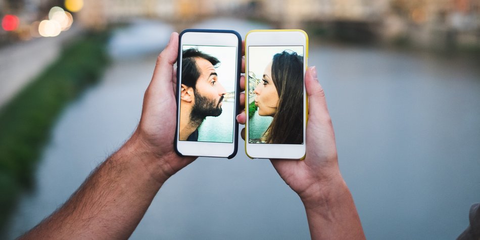 Paartherapeutin erklärt: Warum wir uns beim Online-Dating verlieben können - FOCUS Online