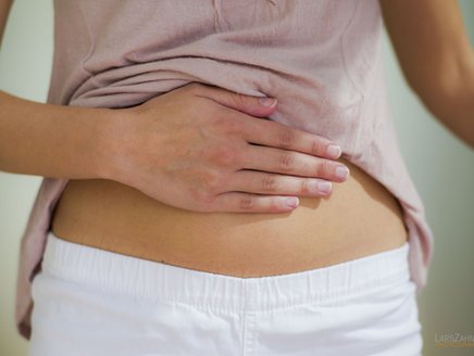 Amenorrhoe: Frau mit Hand auf dem Bauch Amenorrhoe: Frau mit Hand auf dem Bauch
