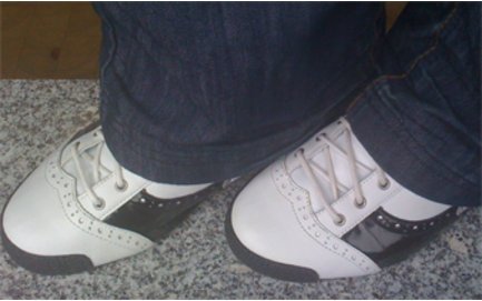 Weiß schwarze Turnschuhe im Croos-Over Stil Weiß schwarze Turnschuhe im Croos-Over Stil