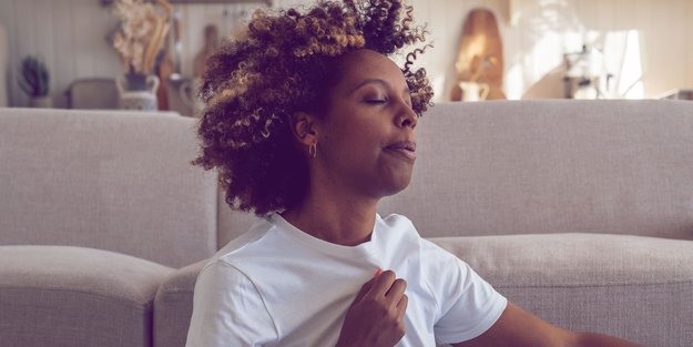 Schwitzen unter der Brust: Was du gegen Boob Sweat machen kannst