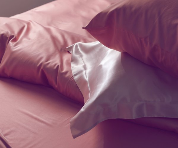 Frischer Look für den Sommer: Die Palmen-Bettwäsche in Rosa von Tchibo