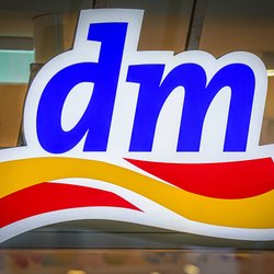 Festliche Vorfreude: Warum der dm-Adventskalender mit Make-up und Nagellack auf jeder Wunschliste steht
