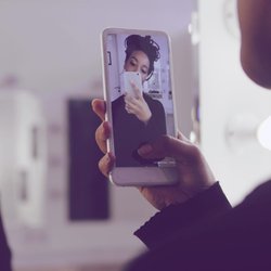 TikTok-Trend „Beauty Blindness“: Bitte Mädels, packt einfach mal eure Handys weg