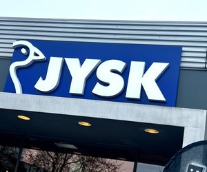Günstiger Blickfang: Hol dir jetzt die dunkelblaue LED-Kerze von Jysk für unter 4 Euro