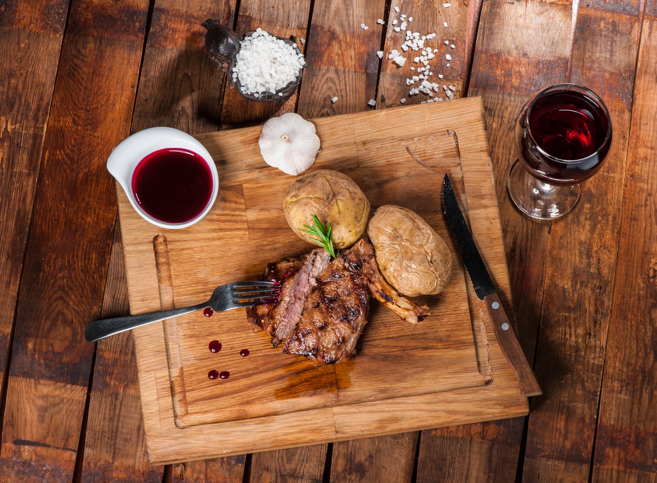 Steak mit Rotweinsoße und Gewürzen Steak mit Rotweinsoße und Gewürzen