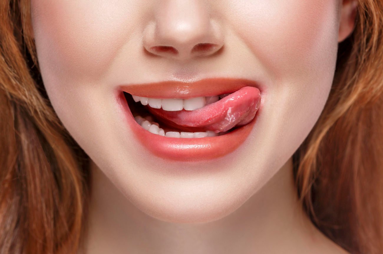 Frau leckt sich die Lippen Frau leckt sich die Lippen