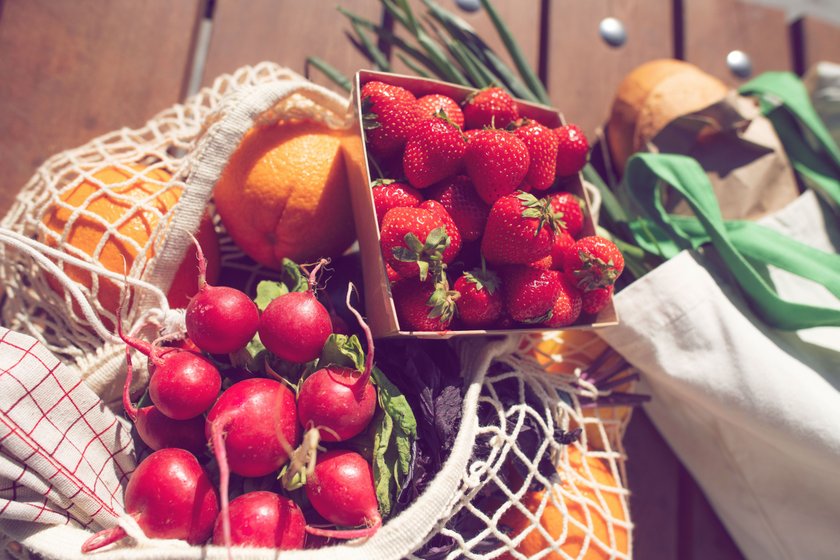 Obst und Gemüse in einer wiederverwendbaren Netztasche