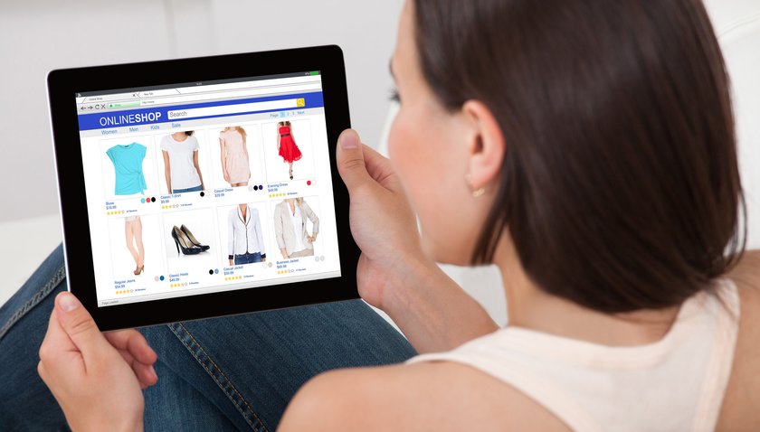 Frau shoppt online mit Tablet