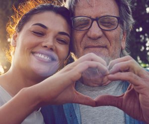 Geschenke-Tipps zum Vatertag: Was deinem Papa laut Sternzeichen wirklich gefällt