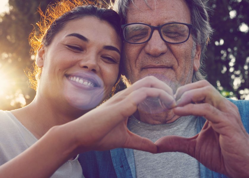 Vater und Tochter, die mit ihren Händen ein Herz formen