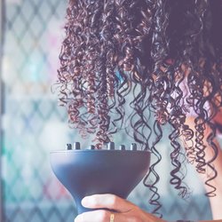 Locken föhnen ohne Diffusor: Dieses einfache Küchentool macht es möglich!