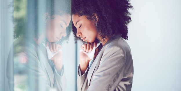 Psychologie: 6 Gründe, warum Frauen seltener ihr Gehalt verhandeln – und wie sie das ändern können