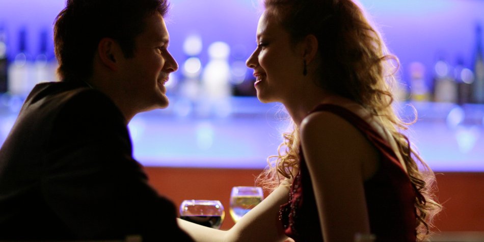 Studie offenbart: Ob Frauen mit Ihnen flirten, merken Sie an diesen 3 Anzeichen | GQ Germany