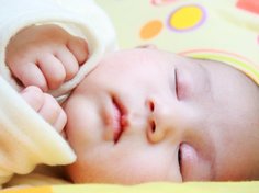 Du lernst die Müdigkeitssignale Deines Babys mit der Zeit richtig zu deuten. Du lernst die Müdigkeitssignale Deines Babys mit der Zeit richtig zu deuten.
