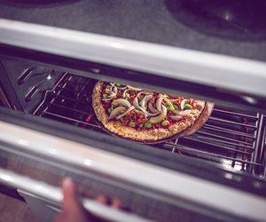 Stiftung Warentest checkt Tiefkühlpizza: Günstiges Discounter-Produkt unter den Gewinnern!