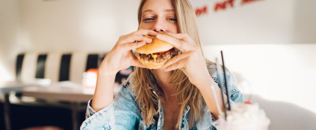 7 Lebensmittel, die du ab 30 nicht mehr essen solltest