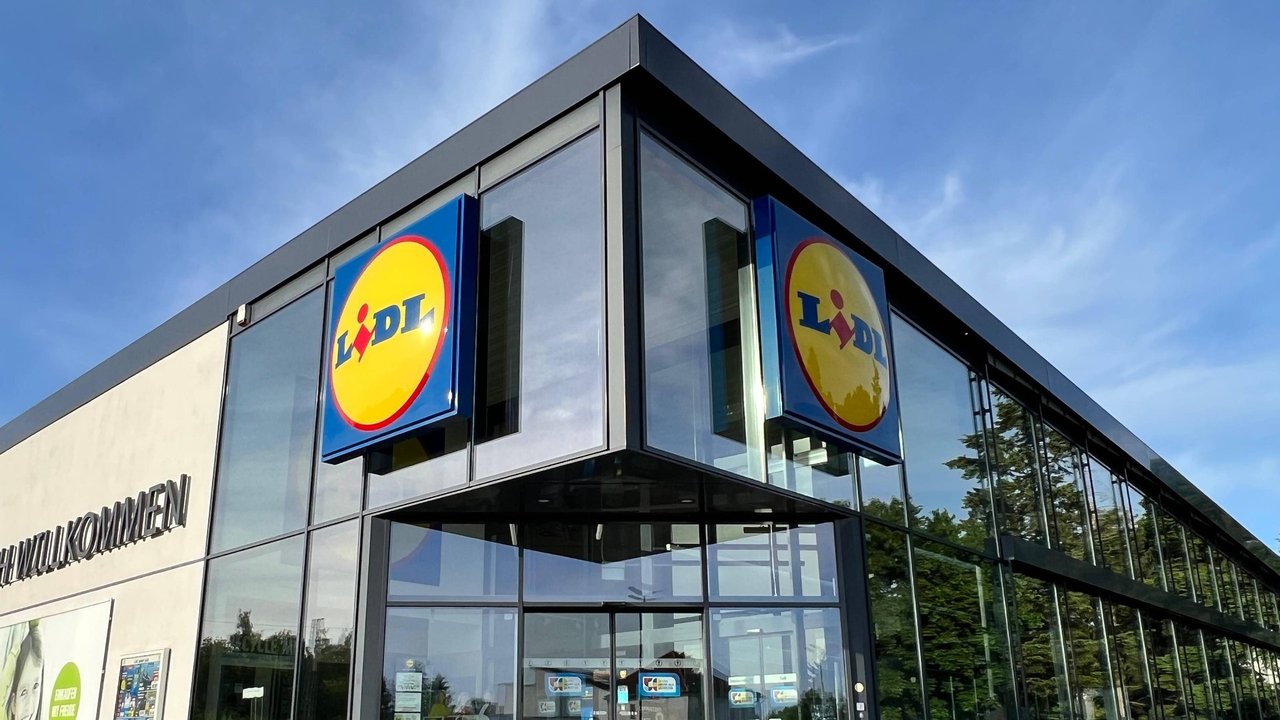 Bei Lidl findest du jetzt eine praktische LED-Fiberglasleuchte für festliche Stimmung.