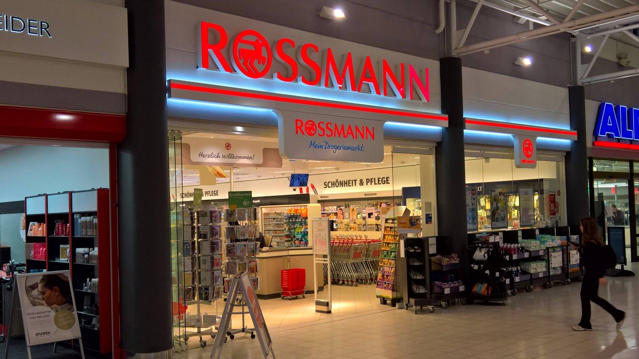 Effektiv gegen Falten: Bei Rossmann shoppst du eine coole Antifaltencreme mit Q10. 