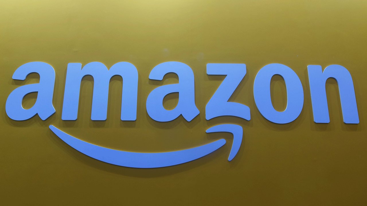 In dem praktischen Mehrzweckschrank von Amazon finden alle wichtigen Gartenutensilien Platz.