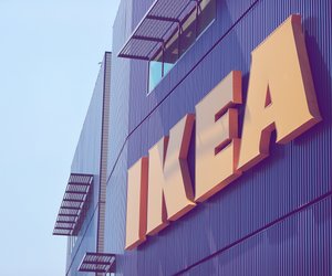 Wie ein schimmernder Eiswürfel: Dieser winterliche 3 Euro Kerzenständer von Ikea ist ein Muss