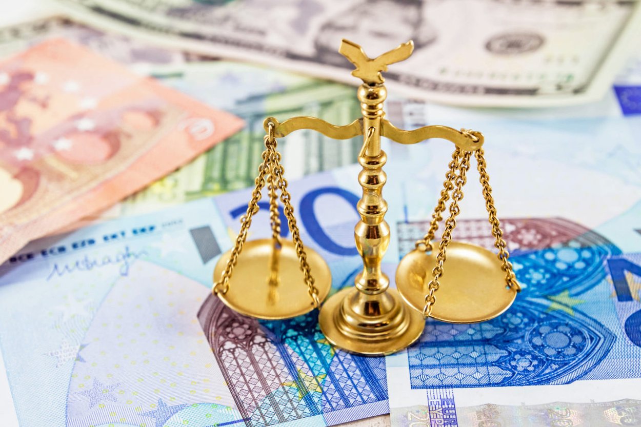 Waage und Geldscheine Waage und Geldscheine