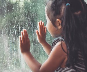 18 Spielideen für Kleinkinder an grauen Regentagen