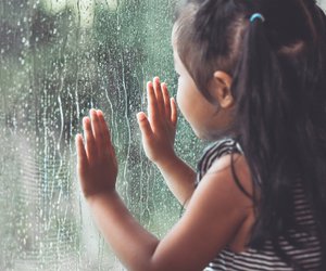 18 Spielideen für Kleinkinder an grauen Regentagen
