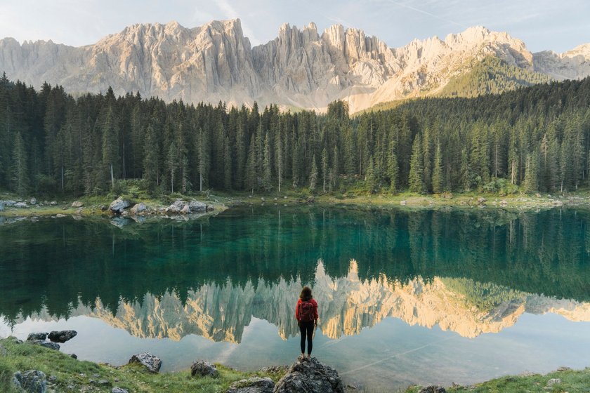 Frau vor Bergsee in den Dolomiten