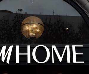Diese edle Tagesdecke von H&M Home sieht aus wie ein teures Designer-Piece