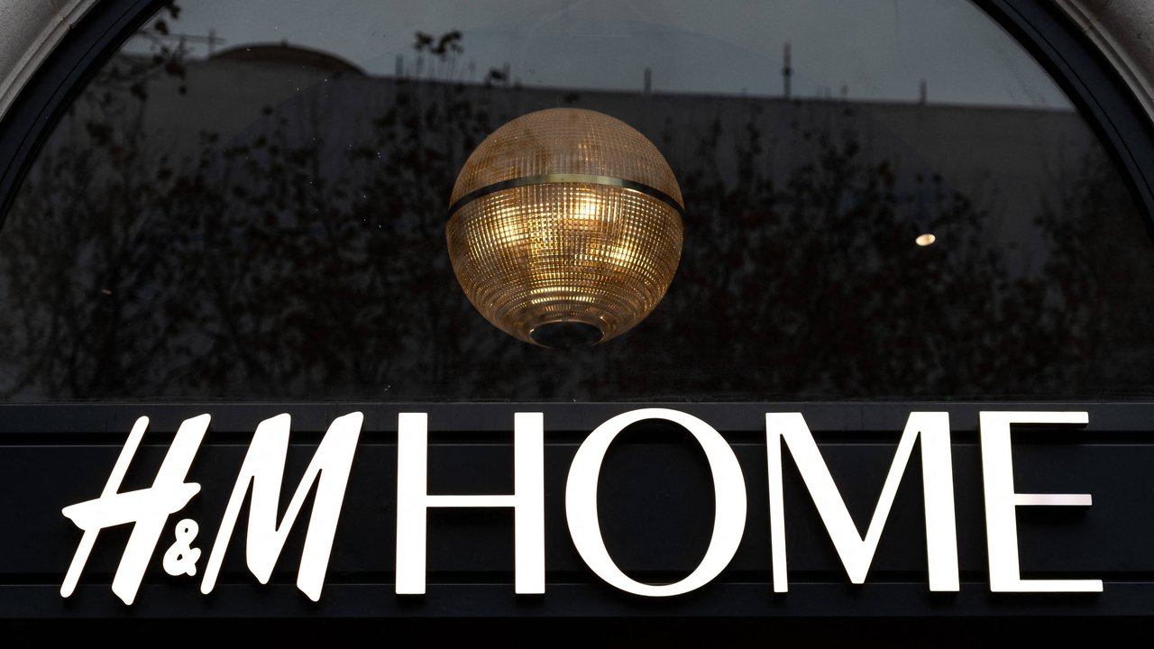 Diese Kissenhülle von H&M Home ist ein Hingucker.