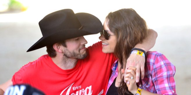 Mila Kunis und Ashton Kutcher bei einem Musikfestival. Mila Kunis und Ashton Kutcher bei einem Musikfestival.